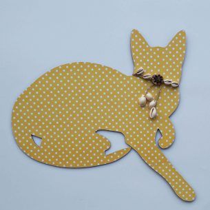 Sagoma gatto giallo con collana